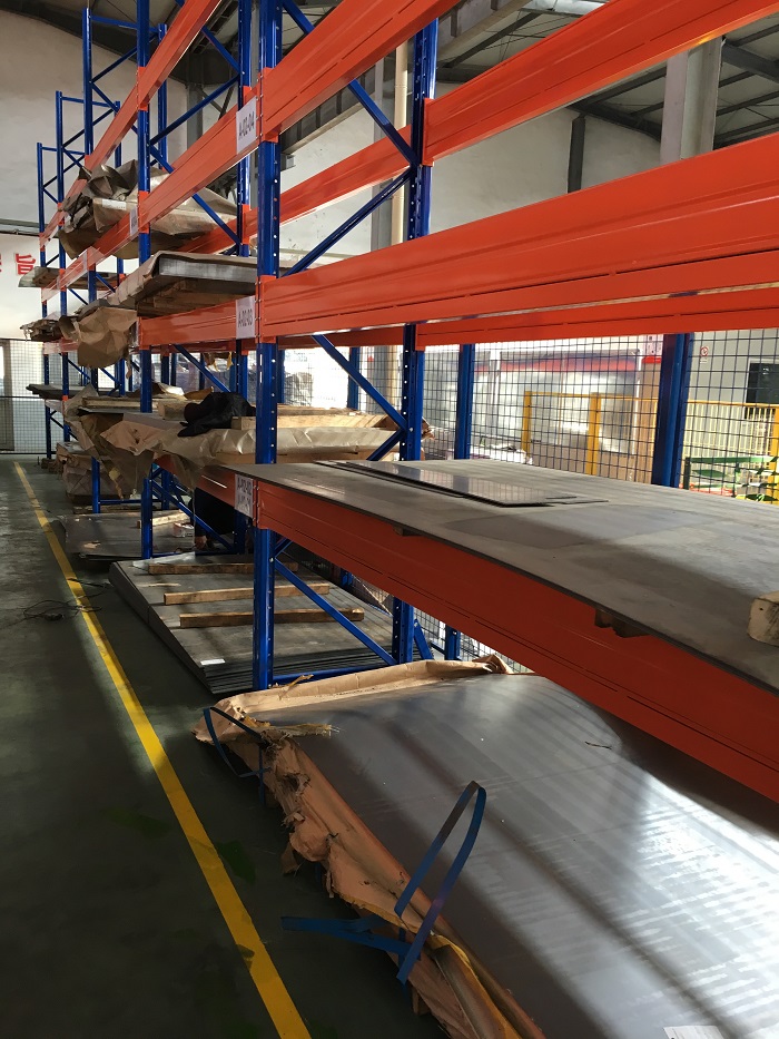 存放重型鋼板貨架圖片